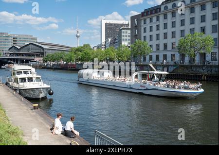 17.05.2024, Berlin, Allemagne, Europe - les gens sont assis sous le soleil chaud du printemps sur la rive de la rivière Spree dans le district de Mitte. Banque D'Images