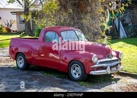 Australien General Motors Holden 1953 modèle Holden FJ Coupe véhicule utilitaire en rouge, garé à Paterson un village rural en Nouvelle-Galles du Sud, Australie Banque D'Images