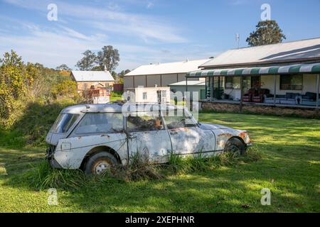 Rouillé vieille voiture française Citreon DS rouillée dans un jardin dans la région de Nouvelle-Galles du Sud, Australie Banque D'Images