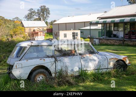 Rouillé vieille voiture française Citreon DS rouillée dans un jardin dans la région de Nouvelle-Galles du Sud, Australie Banque D'Images