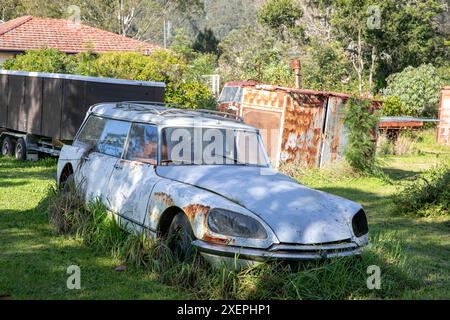 Rouillé vieille voiture française Citreon DS rouillée dans un jardin dans la région de Nouvelle-Galles du Sud, Australie Banque D'Images