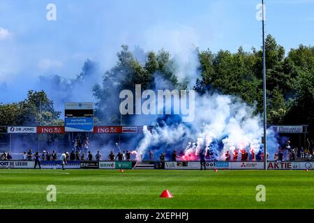 Heerenveen, pays-Bas. 29 juin 2024. HEERENVEEN, PAYS-BAS - JUIN 29 : fans de SC Heerenveen avec des feux d'artifice lors de la première formation de SC Heerenveen au Sportpark Skoatterwâld le 29 juin 2024 à Heerenveen, pays-Bas. (Photo de Pieter van der Woude/Orange Pictures) crédit : Orange pics BV/Alamy Live News Banque D'Images