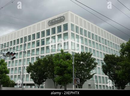 Kyoto, Japon - Jun 18, 2024 : extérieur du siège de Nintendo, une multinationale japonaise de jeux vidéo qui développe, publie et sort bot Banque D'Images