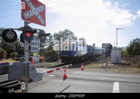 Train de chemin de fer australien, passage à niveau du chemin de fer du village de Paterson fermé pour permettre au train de Nouvelle-Galles du Sud de passer, Paterson, Nouvelle-Galles du Sud, Australie, 2024 Banque D'Images