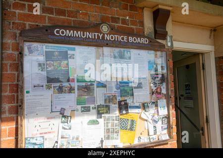 Paterson , village de campagne australien dans la région de Nouvelle-Galles du Sud avec un panneau d'affichage communautaire à l'extérieur du bureau de poste local, NSW, Australie Banque D'Images