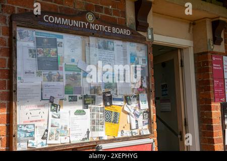 Paterson , village de campagne australien dans la région de Nouvelle-Galles du Sud avec un panneau d'affichage communautaire à l'extérieur du bureau de poste local, NSW, Australie Banque D'Images