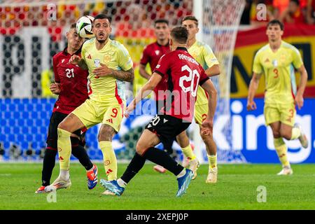 Dusseldorf, Allemagne. 24 juin 2024. DUSSELDORF, ALLEMAGNE - 24 JUIN : Joselu d'Espagne se bat pour le ballon avec Kristjan Asllani d'Albanie et Yiber Ramadani d'Albanie lors du match Groupe B - UEFA EURO 2024 entre l'Albanie et l'Espagne à Dusseldorf Arena le 24 juin 2024 à Dusseldorf, Allemagne. (Photo de Joris Verwijst/Agence BSR) crédit : Agence BSR/Alamy Live News Banque D'Images