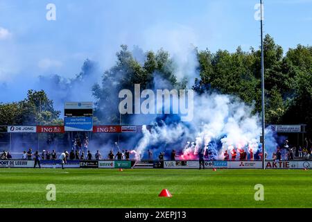 Heerenveen, pays-Bas. 29 juin 2024. HEERENVEEN, PAYS-BAS - JUIN 29 : fans de SC Heerenveen avec des feux d'artifice lors de la première formation de SC Heerenveen au Sportpark Skoatterwâld le 29 juin 2024 à Heerenveen, pays-Bas. (Photo de Pieter van der Woude/Orange Pictures) crédit : Orange pics BV/Alamy Live News Banque D'Images