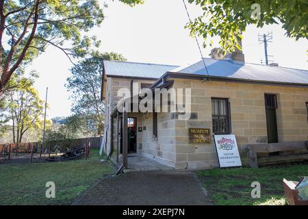 Musée Wollombi Endeavour à l'ancien bâtiment de courthosue du 19ème siècle dans le centre du village de Wollombi, Nouvelle-Galles du Sud, Australie Banque D'Images