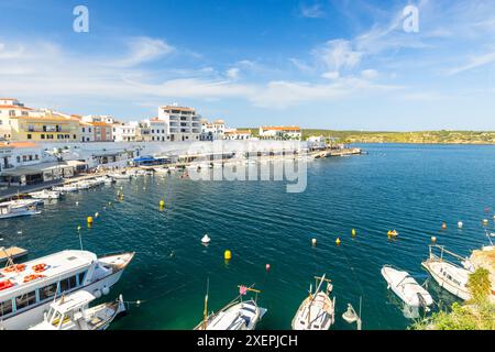 Es Castell près de Mahon sur Majorque en Espagne, une ville balnéaire tranquille avec un port de pêche pittoresque Banque D'Images