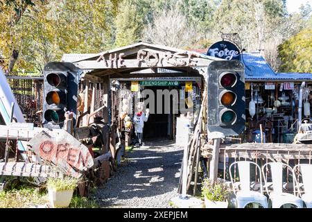 Village de Wollombi, le magasin d'antiquités Forge dans le centre du village de Wollombi, région de Hunter, Nouvelle-Galles du Sud, Australie Banque D'Images