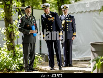 LA HAYE - Roi Willem-Alexander lors de la cérémonie de remise des médailles sur le Lange Voorhout. Cet hommage commémore les plus de 100 000 anciens combattants néerlandais qui se sont battus pour la paix depuis la seconde Guerre mondiale. ANP REMKO DE WAAL netherlands Out - belgique Out Credit : ANP/Alamy Live News Banque D'Images