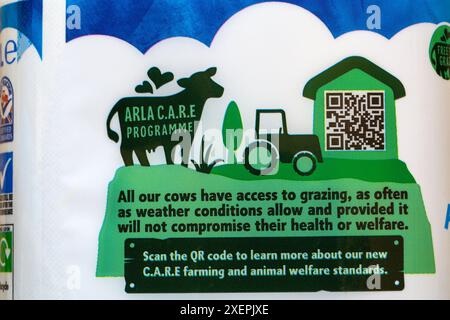 Programme ARLA C.A.R.E normes d'élevage et de bien-être animal - détail sur le récipient de lait entier Arla Cravendale frais pour une filtration plus longue pour une pureté optimale Banque D'Images