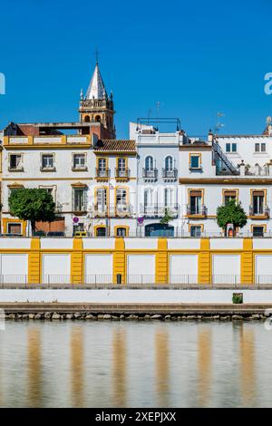 Vue panoramique sur le quartier de Triana et le fleuve Guadalquivir, Séville, Andalousie, Espagne Banque D'Images