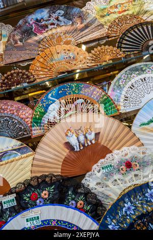 Ventilateurs espagnols peints à la main en vente dans un magasin, Séville, Andalousie, Espagne Banque D'Images