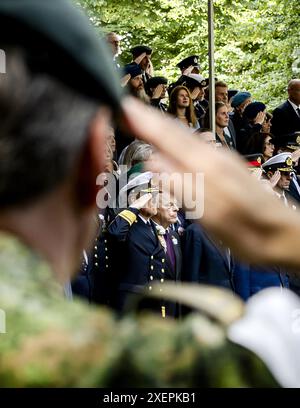 LA HAYE - Roi Willem-Alexander lors de la cérémonie de remise des médailles sur le Lange Voorhout. Cet hommage commémore les plus de 100 000 anciens combattants néerlandais qui se sont battus pour la paix depuis la seconde Guerre mondiale. ANP REMKO DE WAAL netherlands Out - belgique Out Credit : ANP/Alamy Live News Banque D'Images