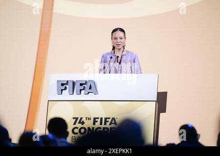 Mme Nualphan 'Madame Pang' Lamsam, présidente de l'Association thaïlandaise de football, prend la parole lors du 74e Congrès de la FIFA au Queen Sirikit National Convention Center, à Bangkok. Banque D'Images