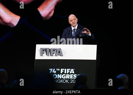 Gianni Infantino, président de la FIFA, prend la parole lors du 74e Congrès de la FIFA au Queen Sirikit National Convention Center, à Bangkok. Banque D'Images