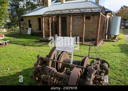 Treuil à vapeur du village historique de Wollombi, fabriqué en Angleterre, au musée Endeavour à Wollombi, région de Nouvelle-Galles du Sud, Australie Banque D'Images