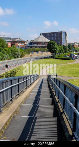 Une passerelle escarpée sur la Riverside Road à Stockton, Angleterre, Royaume-Uni avec église et hôtel en arrière-plan Banque D'Images