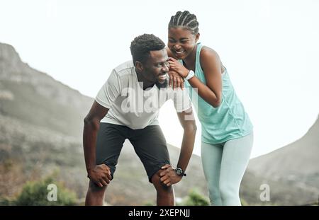 Fitness, rire et nature avec couple de coureurs en plein air dans les montagnes ensemble pour l'entraînement cardio. Exercice, drôle ou marathon avec l'homme africain et Banque D'Images