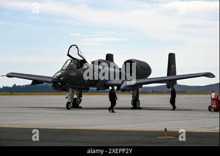 Un A-10C Thunderbolt II affecté à l'équipe de démonstration A-10 est assis sur la ligne de vol pendant le salon aéronautique Fairchild SkyFest 2024 et les portes ouvertes à Fa Banque D'Images