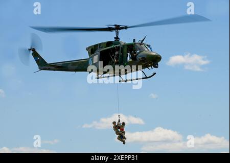 Un UH-1N Huey effectue une démonstration de sauvetage pendant le spectacle aérien Fairchild SkyFest 2024 et une journée portes ouvertes à la base aérienne Fairchild, Washington, le 23 juin Banque D'Images