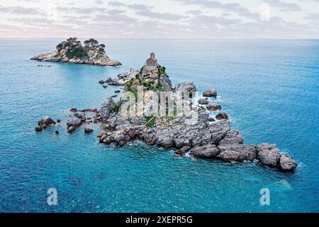 La beauté pittoresque du Monténégro avec une photo par drone de Sveta Nedjelja et des îles Katic près de Petrovac, mettant en valeur leurs falaises rocheuses et leur petite église au sommet Banque D'Images