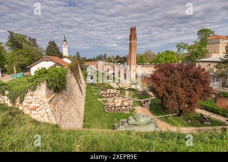 Belgrade, Serbie, 6 avril 2024 : le musée militaire de la forteresse de Kalemegdan à Belgrade présente de vieux chars et canons, un point de repère important pour lui Banque D'Images