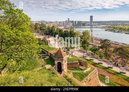 Belgrade, Serbie, 6 avril 2024 : le fort de Kalemegdan à Belgrade offre une vue imprenable sur la ville, entouré de fleurs d'été vibrantes et d'herbes luxuriantes Banque D'Images