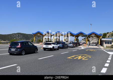 Sibenik, Croatie. 29 juin 2024. Les voitures forment une file d'attente à une station de péage sur l'autoroute A1 croate à Sibenik, Croatie, le 29 juin 2024. Les autoroutes croates ont annoncé une augmentation des péages autoroutiers, du lundi 1er juillet au 30 septembre. Pendant cette période, les prix des péages augmenteront de 10 % pour les véhicules des catégories I. A, I et II. Credit : Pixsell/Alamy Live News Banque D'Images