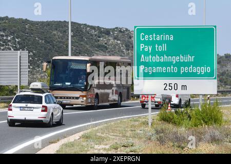 Sibenik, Croatie. 29 juin 2024. Les voitures forment une file d'attente à une station de péage sur l'autoroute A1 croate à Sibenik, Croatie, le 29 juin 2024. Les autoroutes croates ont annoncé une augmentation des péages autoroutiers, du lundi 1er juillet au 30 septembre. Pendant cette période, les prix des péages augmenteront de 10 % pour les véhicules des catégories I. A, I et II. Credit : Pixsell/Alamy Live News Banque D'Images