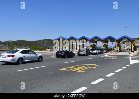 Sibenik, Croatie. 29 juin 2024. Les voitures forment une file d'attente à une station de péage sur l'autoroute A1 croate à Sibenik, Croatie, le 29 juin 2024. Les autoroutes croates ont annoncé une augmentation des péages autoroutiers, du lundi 1er juillet au 30 septembre. Pendant cette période, les prix des péages augmenteront de 10 % pour les véhicules des catégories I. A, I et II. Credit : Pixsell/Alamy Live News Banque D'Images