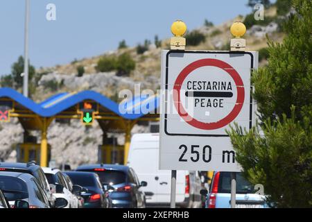 Sibenik, Croatie. 29 juin 2024. Les voitures forment une file d'attente à une station de péage sur l'autoroute A1 croate à Sibenik, Croatie, le 29 juin 2024. Les autoroutes croates ont annoncé une augmentation des péages autoroutiers, du lundi 1er juillet au 30 septembre. Pendant cette période, les prix des péages augmenteront de 10 % pour les véhicules des catégories I. A, I et II. Credit : Pixsell/Alamy Live News Banque D'Images