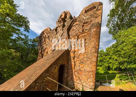 Le Niedersachsenstein a été achevé en 1922 sur une conception de l'architecte Bernhard Hoetger, qui a également conçu le Böttcherstraße de Brême, et est d'une importance historique artistique particulière en tant que grande sculpture expressionniste. AM Thiergarten, Worpswede, basse-Saxe, Allemagne Banque D'Images