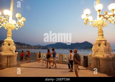 Coucher du soleil sur la plage de La Concha. Donostia. San Sebastian. Gipuzkoa. Pays Basque. L'Espagne. Banque D'Images
