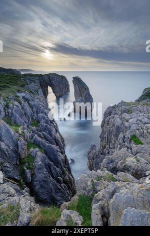 Coucher de soleil sur les falaises d'Infierno avec son repère rocheux caractéristique, dans la région de Ribadesella, Asturies, Espagne Banque D'Images