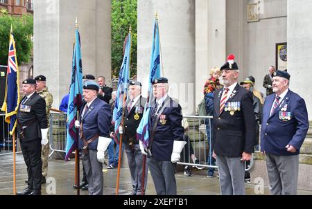 Manchester, Royaume-Uni, 29 juin 2024. Commémoration de la Journée des forces armées 2024, St Peter’s Square, centre de Manchester Royaume-Uni. Anciens combattants des forces armées, portant leurs médailles, certains portant des étendards, sur la parade. Crédit : Terry Waller/Alamy Live News Banque D'Images