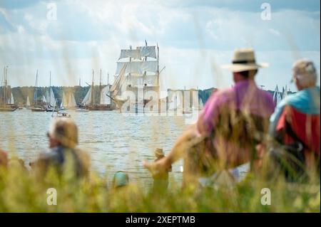 Kiel, Allemagne. 29 juin 2024. De nombreux grands et petits voiliers naviguent sur le fjord de Kiel lors de la parade Windjammer. Crédit : Jonas Walzberg/dpa/Alamy Live News Banque D'Images