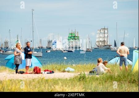 Kiel, Allemagne. 29 juin 2024. De nombreux grands et petits voiliers naviguent sur le fjord de Kiel lors de la parade Windjammer. Crédit : Jonas Walzberg/dpa/Alamy Live News Banque D'Images