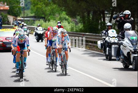 Slovène Matej Mohoric de Bahreïn victorieux, français Valentin Madouas de Groupama-FDJ, espagnol Ion Izagirre de Cofidis, français Clément Champoussin de Arkea-BB Hotels, néerlandais Frank van den Broek de Team DSM-Firmenich PostNL, le français Sandy Dujardin de TotalEnergies et le français Matteo Vercher de TotalEnergies photographiés en action lors de l'étape 1 du Tour de France 2024, de Florence, Italie à Rimini, Italie (206 km) le samedi 29 juin 2024. La 111ème édition du Tour de France débute le samedi 29 juin et se termine à Nice le 21 juillet. GROUPE DE PHOTOS BELGA LUCA BETTINI/ SPRI Banque D'Images