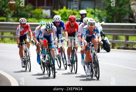 Slovène Matej Mohoric de Bahreïn victorieux, français Valentin Madouas de Groupama-FDJ, espagnol Ion Izagirre de Cofidis, français Clément Champoussin de Arkea-BB Hotels, néerlandais Frank van den Broek de Team DSM-Firmenich PostNL, le français Sandy Dujardin de TotalEnergies et le français Matteo Vercher de TotalEnergies photographiés en action lors de l'étape 1 du Tour de France 2024, de Florence, Italie à Rimini, Italie (206 km) le samedi 29 juin 2024. La 111ème édition du Tour de France débute le samedi 29 juin et se termine à Nice le 21 juillet. GROUPE DE PHOTOS BELGA LUCA BETTINI/ SPRI Banque D'Images