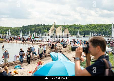 Kiel, Allemagne. 29 juin 2024. De nombreux grands et petits voiliers naviguent sur le fjord de Kiel lors de la parade Windjammer. Crédit : Jonas Walzberg/dpa/Alamy Live News Banque D'Images