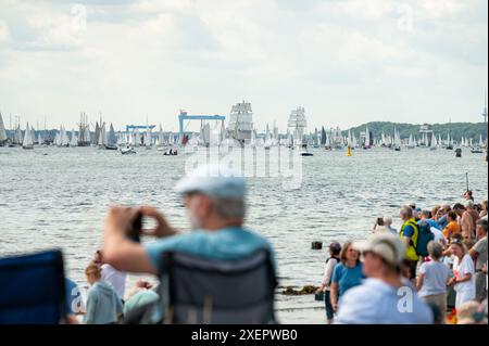 Kiel, Allemagne. 29 juin 2024. De nombreux grands et petits voiliers naviguent sur le fjord de Kiel lors de la parade Windjammer. Crédit : Jonas Walzberg/dpa/Alamy Live News Banque D'Images