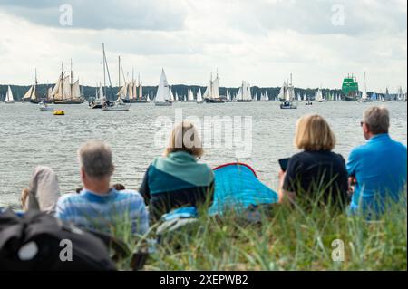 Kiel, Allemagne. 29 juin 2024. De nombreux grands et petits voiliers naviguent sur le fjord de Kiel lors de la parade Windjammer. Crédit : Jonas Walzberg/dpa/Alamy Live News Banque D'Images