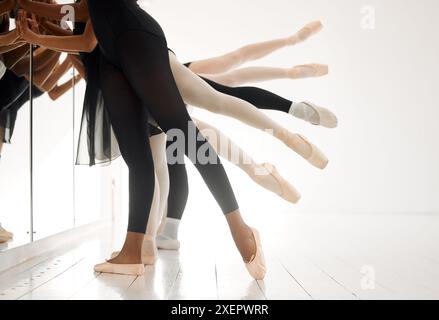 Équilibre, jambes et étudiants en classe de ballet pour la formation et l'apprentissage avec le travail d'équipe ou des chaussures en école d'art. Récital, personnes ou ballerines dansant Banque D'Images