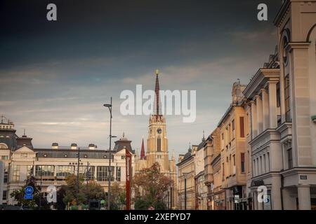 Photo de la cathédrale de Novi Sad avec des piétons passant. L'église du Nom de Marie est une église paroissiale catholique romaine dédiée à la fête de la Banque D'Images