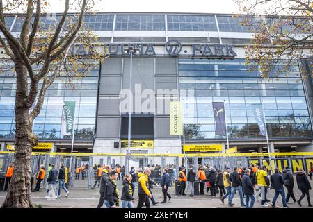 Photo d'une foule de supporters se préparer à entrer dans le stade signal Iduna Park à Dortmund. Westfalenstadion est un stade de football à Dortmund, Banque D'Images