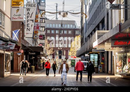 Photo de Westenhellweg avec des magasins bondés et des magasins un samedi après-midi à Dortmund, Allemagne. Westenhellweg est la principale rue commerçante de dort Banque D'Images