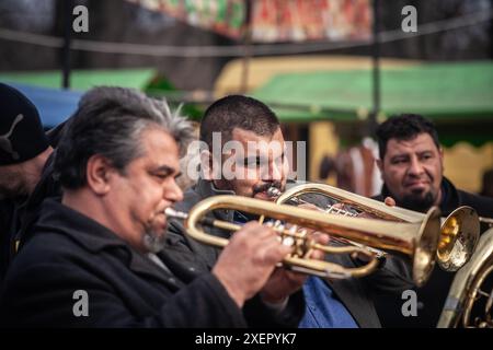 Photo de trubaci dans la kobasicijada, un marché serbe dédié au bacon. 'Trubači' fait référence aux fanfares, généralement trouvées dans les Balkans, et une partie Banque D'Images